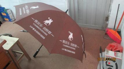 廣西南寧廣告?zhèn)闩l(fā),29寸全纖維自動安全開廣告?zhèn)愣ㄗ?8骨廣告雨傘定做價(jià)